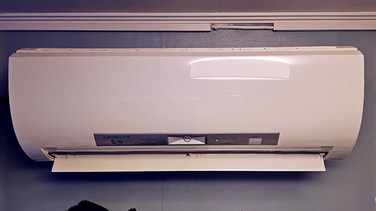 Montaż jednostki Daikin na elewacji nowego domu